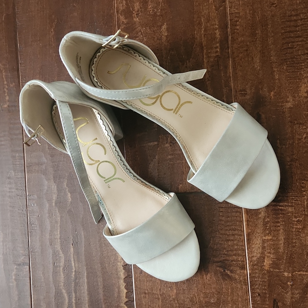 Women's size 6m Sugar Noelle sandal, ankle strap, silver/gold